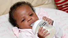 Новородено изуми медиците - държи шише и се храни