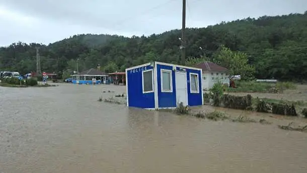 Наводнения продължават да блокират страната