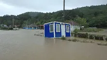 Наводнения продължават да блокират страната