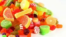 Честото ядене на бонбони вреди повече от поглъщането им в големи количества за кратко време