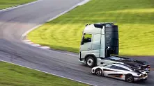 Осемтонен камион се състезава с автомобил в новата реклама на Volvo (видео)