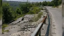 Свлачища затрупаха коли и откъснаха пътища в Смолянско