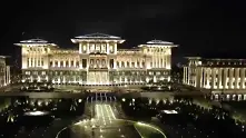 Реджеп Ердоган се нанесе в най-скъпия президентски дворец в света (видео)