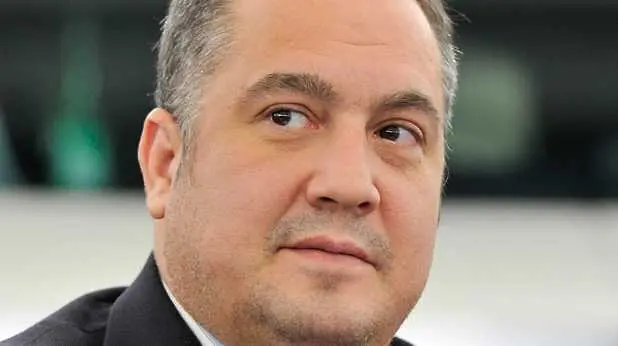 Слави Бинев подаде оставка