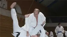 Путин получи 8 дан от Международната федерация по карате