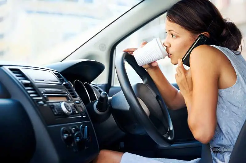 Най-опасните храни и напитки по време на шофиране