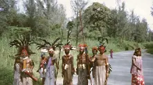 Трогателният момент, когато племе се среща с цивилизован човек (видео)