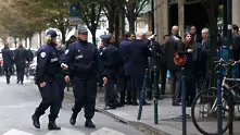 Въоръжен взе заложници в предградие на Париж