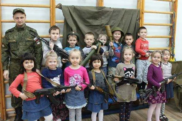 5-6-годишни позират с оръжие в руска детска градина