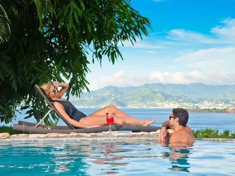 Фантазия: Гостите на хотел Carlyle Inn в Ямайка си почиват на удобен шезлонг върху красив плаж с бели пясъци.
