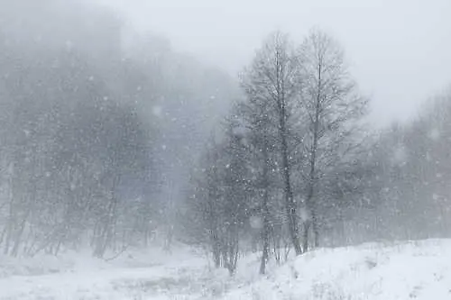 Стотици населени места все още са блокирани от снега