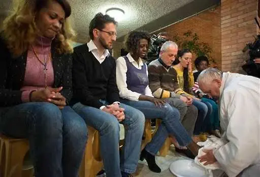 Папа Франциск изми краката на 12 мъже и жени в затвора