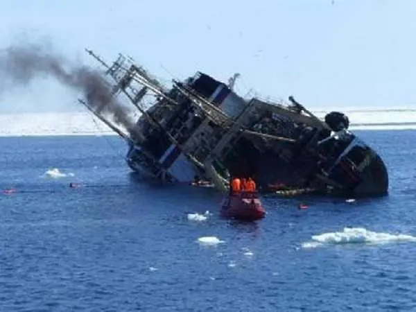 Риболовен кораб потъна край Камчатка, жертвите са десетки