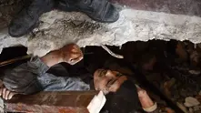 Трима оцелели бяха открити под руините в непалско село