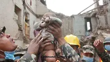 Извадиха невредимо 4-месечно бебе от отломките в Катманду
