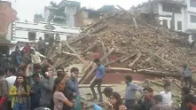 Жертвите на мощното земетресение в Непал са най-малко 450