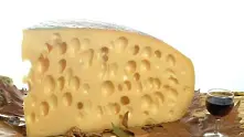 Разгадаха защо швейцарското сирене има дупки
