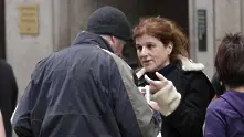 Френска туристка храни бездомник, без изобщо да подозира кой е той