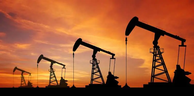 Цената на нефта падна под $51 за барел