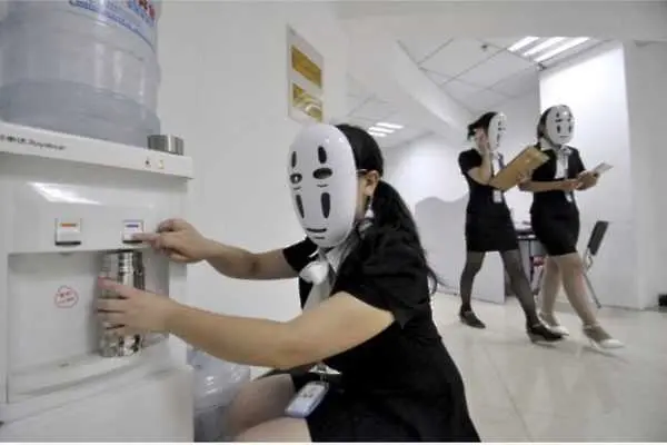 Китайски компании борят стреса в службата с маски