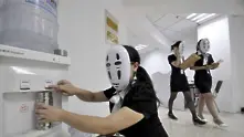 Китайски компании борят стреса в службата с маски