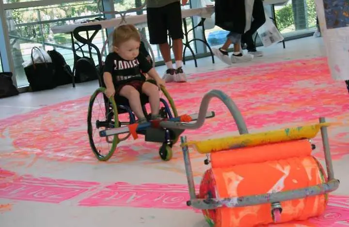Творец създава специални инструменти, които позволяват на децата с увреждания да рисуват