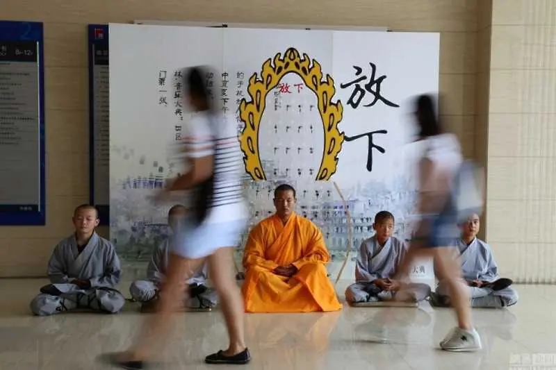 Монах от Шаолин протестира срещу мобилните телефони