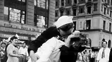 Стотици целувки  празнуват любовта на Таймс Скуеър (видео)