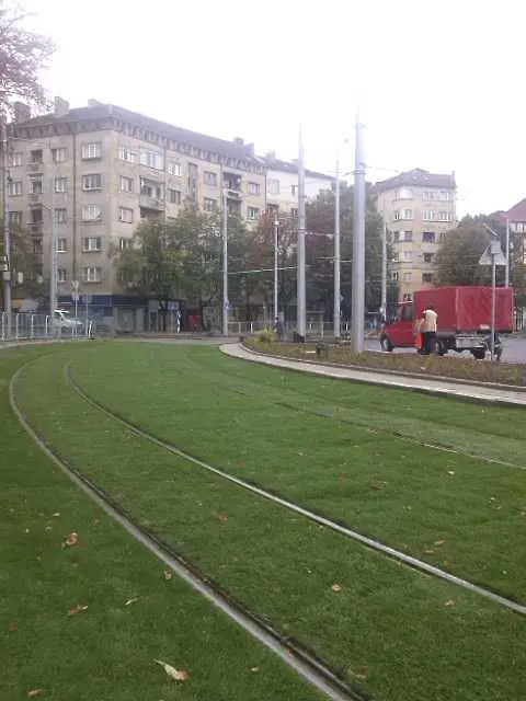 Зелен терен за трамвайните релси в София