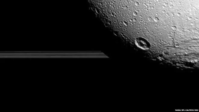 Последните снимки на сатурновия спътник Дионе