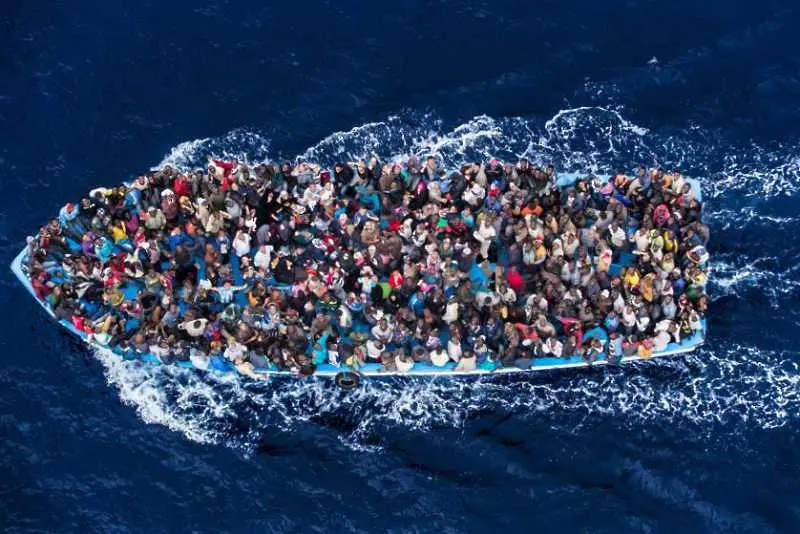 Италианският военноморски флот спаси 52 бежанци, други 50 изчезнаха 