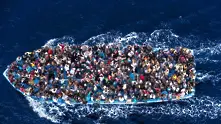 Италианският военноморски флот спаси 52 бежанци, други 50 изчезнаха 