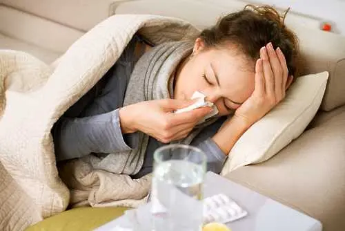 Хората, които не си доспиват, са по-уязвими към хремата