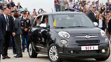 Папата избра скромен автомобил за придвижването си в САЩ