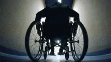 Роботизиран екзоскелет позволява на парализиран мъж да се движи