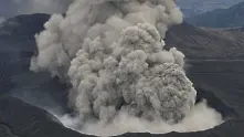 Вулканът Асо в Япония изригна дим и пепел
