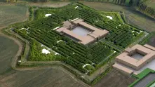 Италиански издател създаде идеалният град и най-големият зелен лабиринт в света