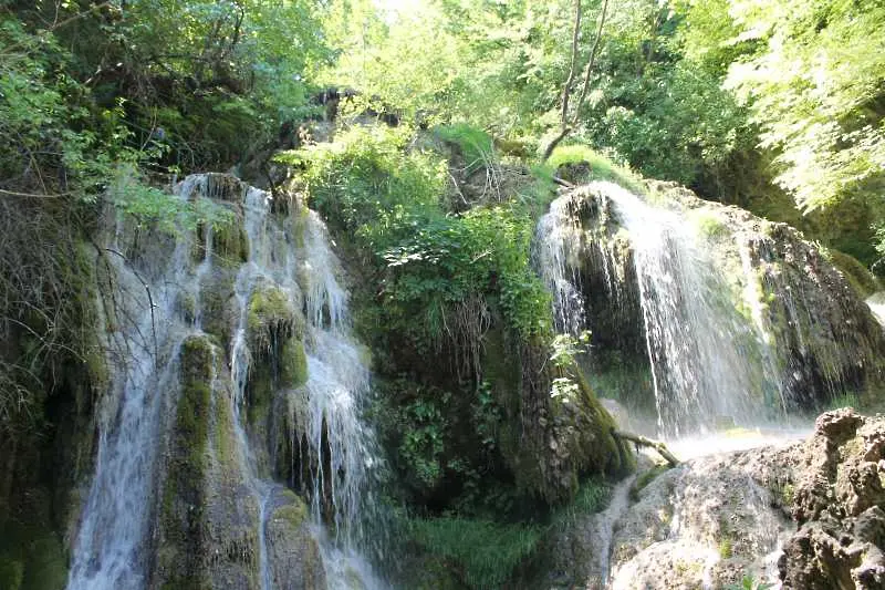 Още издирват двамата туристи, затрупани при Крушунските водопади