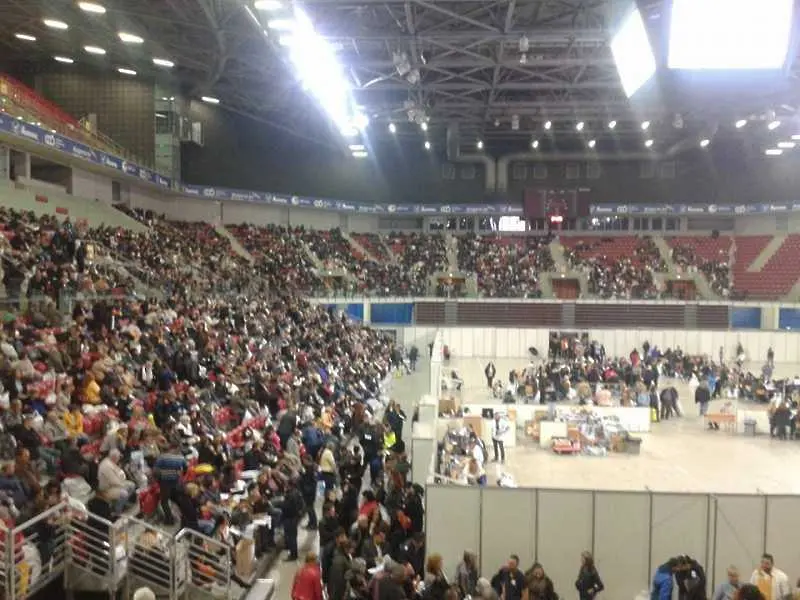 Около 300 души остават в зала Арена Армеец да обработват протоколи