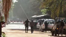 Силите за сигурност щурмуват хотела със заложници в Мали