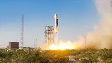 Джеф Безос надви Елън Мъск в надпреварата за приземяване на космическа ракета