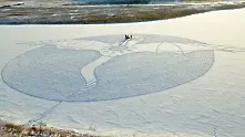Гигантски дракон лежи сред сибирските снегове