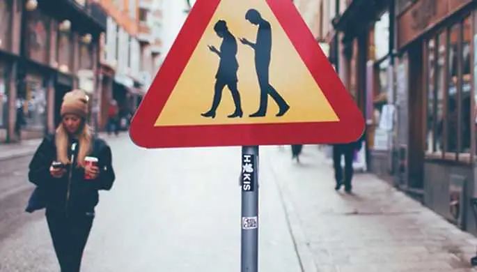 Появи се нов пътен знак - Внимание, хора с мобилни телефони!