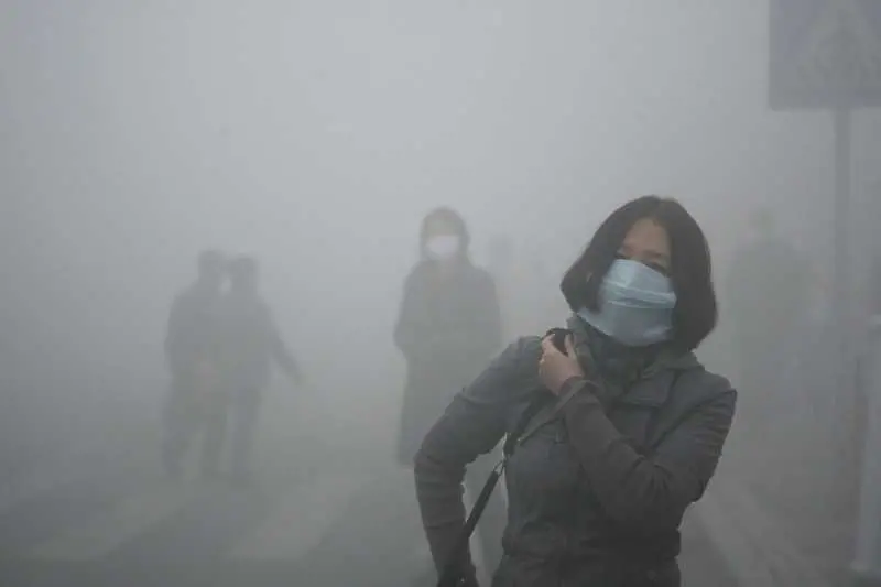 Китаец направи тухла от пекинския смог