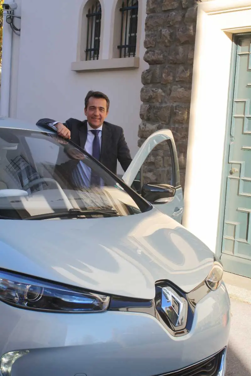 Френският посланик тества 100% електрическото Renault Zoe