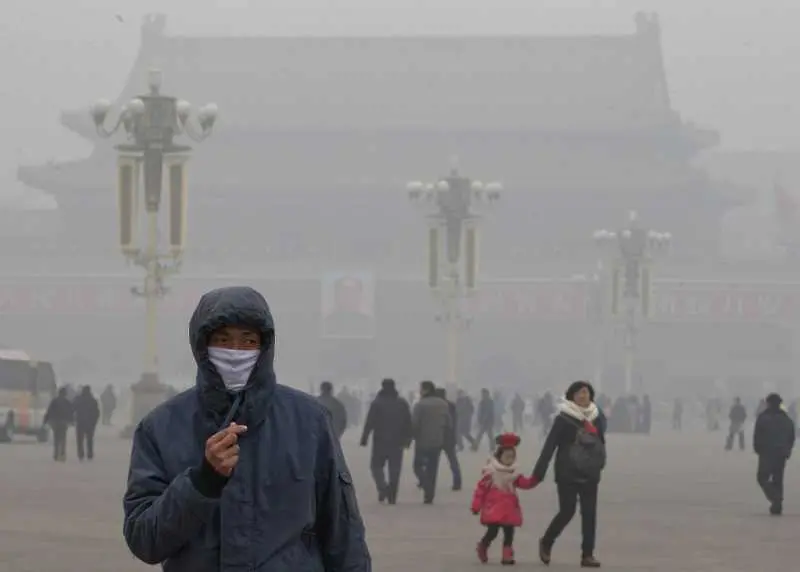 Пекин обяви червен код за мръсен въздух