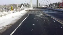 Канадски мост се напука от студ