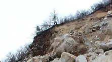 Нови скални късове са се свлекли по време на обезопасителните дейности в Провадия