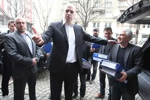 Слави събра и внесе в НС подписката за референдум 