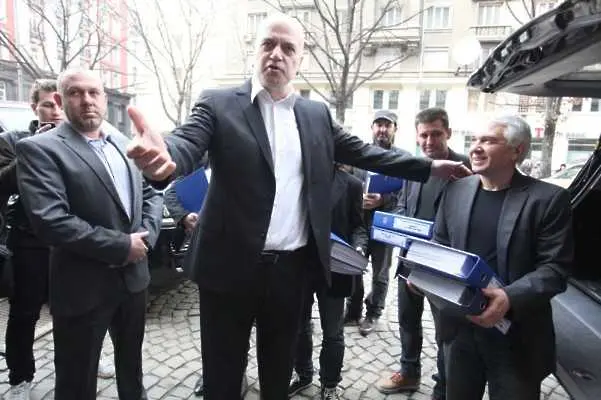 Слави събра и внесе в НС подписката за референдум